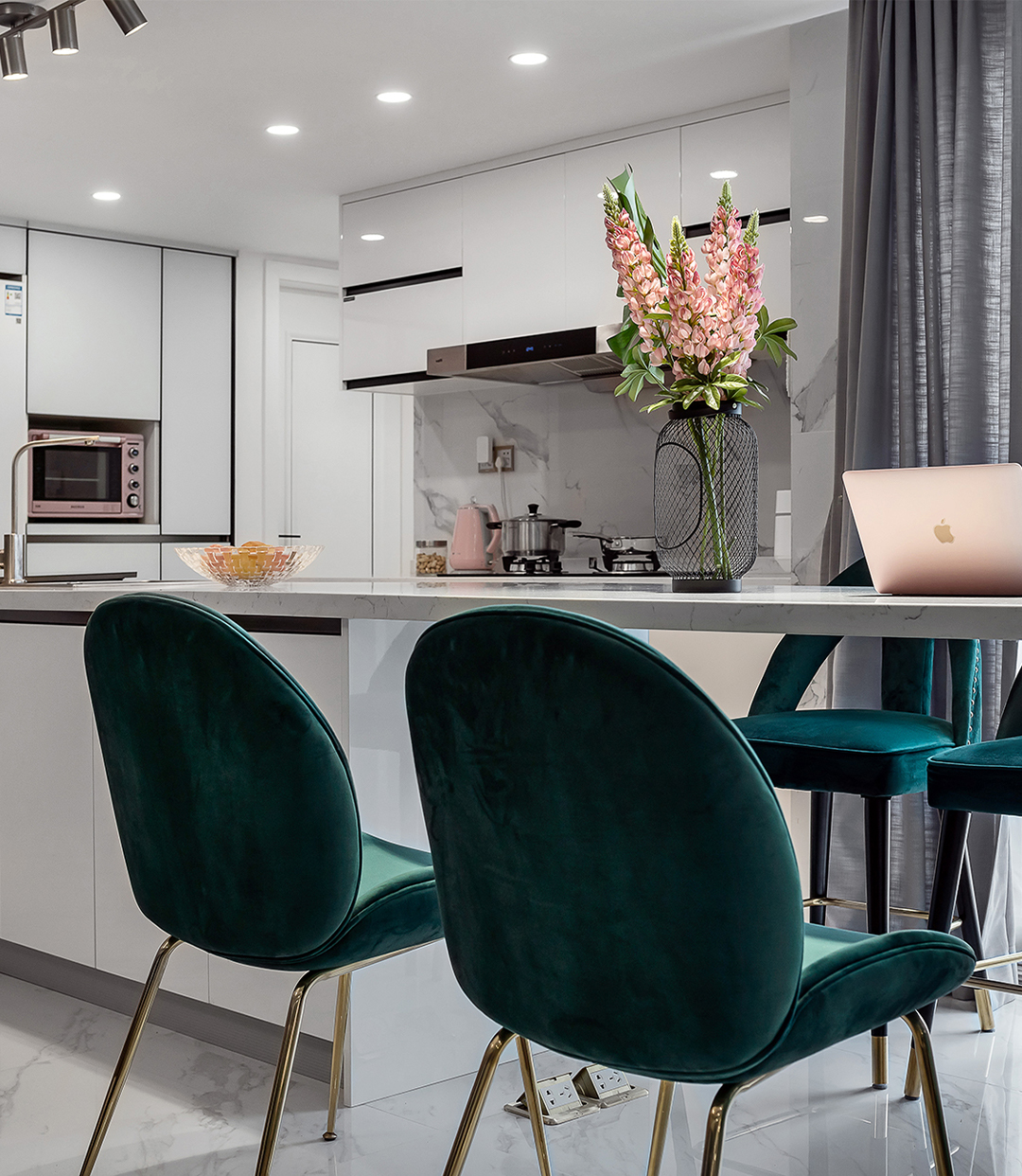 開放式廚房+餐桌島臺一體設計