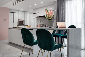 開放式廚房+餐桌島臺一體設計